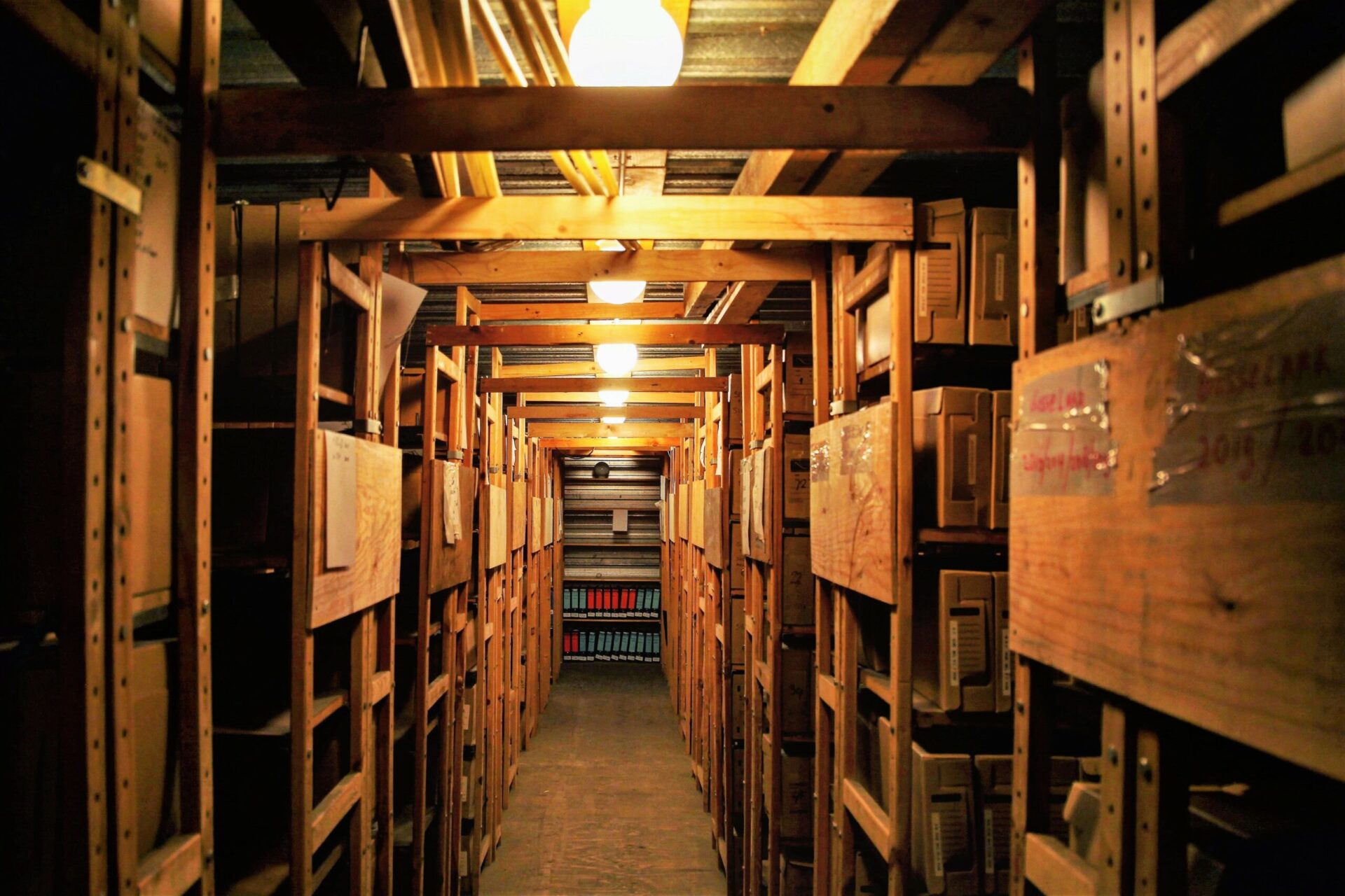 Het archief van Verhuisbedrijf Nobbe, opgeslagen in de onze kelder. Het archief gaat terug tot onze oprichting in 1933.