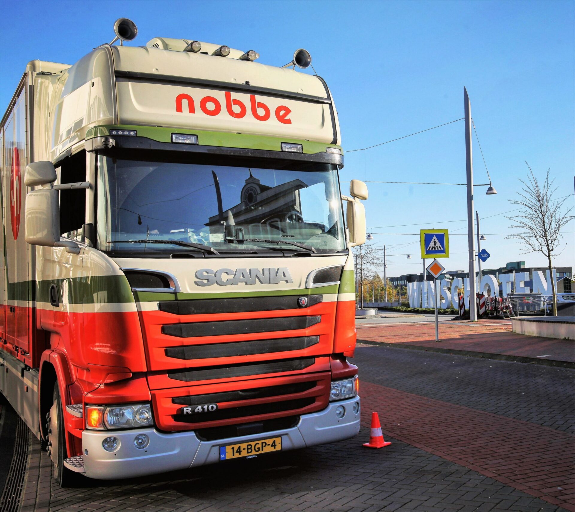 Een Scania R410 van Verhuisbedrijf Nobbe, met de kleuren van Nobbe, geparkeerd in Winschoten.