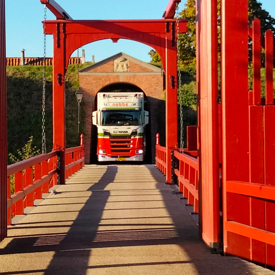 Een verhuiswagen van Verhuisbedrijf Nobbe rijdt door de poort van Bourtange.
